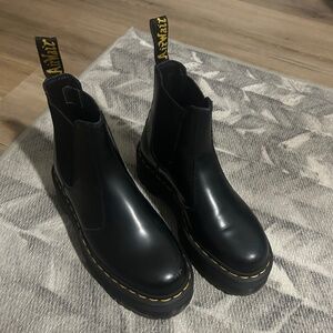 2976 Smooth Platform Chelsea Doc Martens